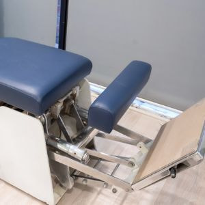 骨盤矯正などに使用されるトムソンベッド。高度な施術が可能な専用治療機器。