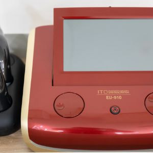 鍼灸やEMSなどの施術に使用する医療機器の設備写真。