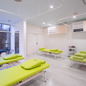 施術ベッドが並ぶ清潔な施術室の全体写真。